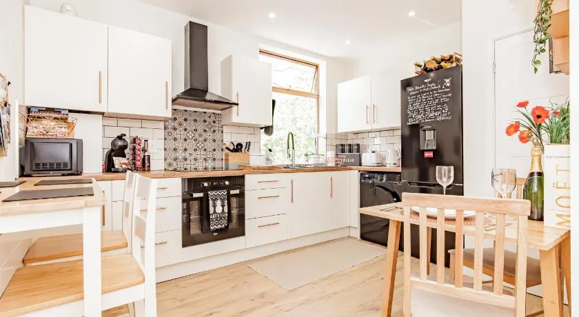 A'nB Oxford LUX 2-Bedroom plus private parking 5-STAR Central OX1 - Image 1