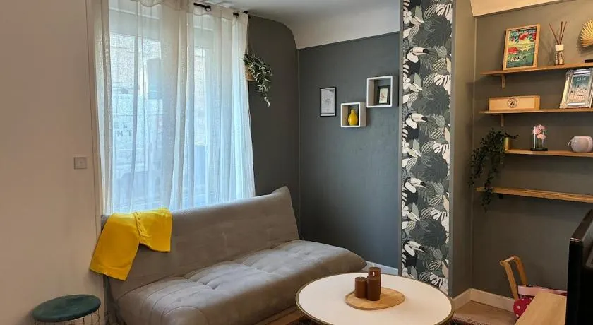 Logement paisible dans une jolie cour intérieure - Image 1