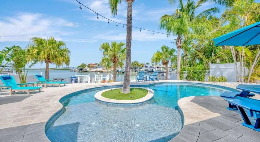 Island Paradise 3 Bed Waterfront/Heated Pool - Image 1