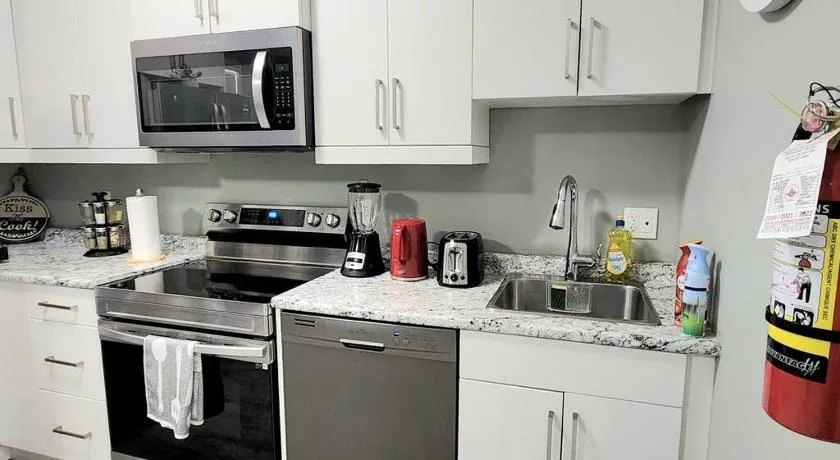 QUIET & COZY MODERN SUITE CLOSE TO RCMP - Image 1