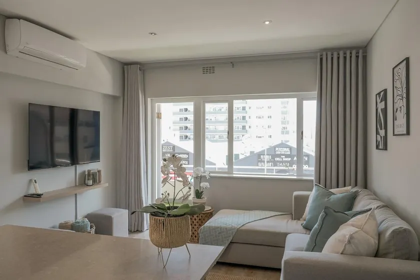 Coastal City Vibes - Stylish 2-Bedroom - Image 1