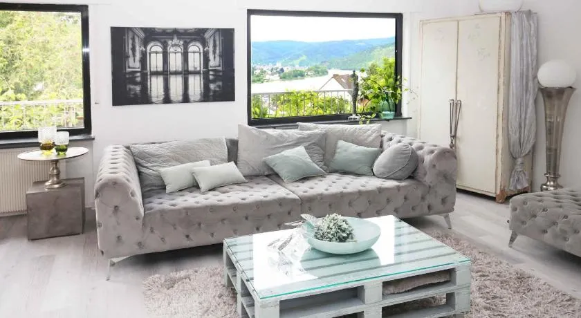 Feriebolig i enestående udsigtsbeliggenhed højt oppe i Mittelrheindalen ved skovkanten med bækløb - Image 1