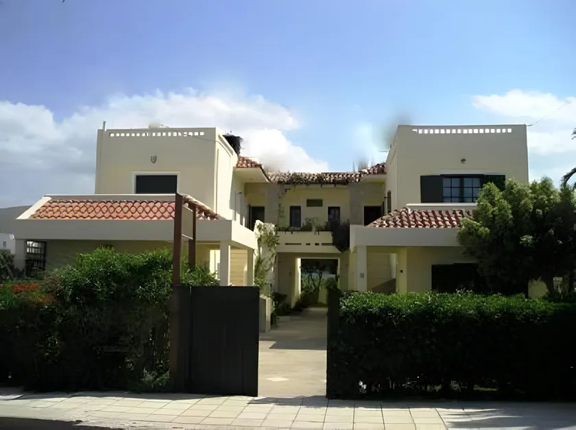 Aigialis Apartments & Studios - Image 1