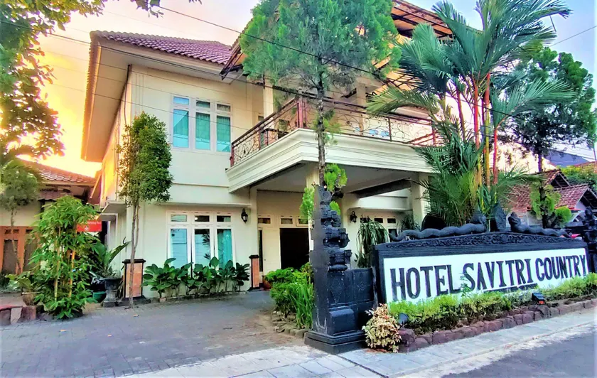 RedDoorz at Savitri Hotel - Image 1