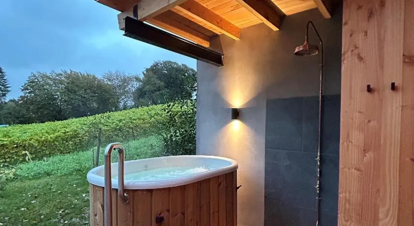 Cabanes avec jacuzzi les pieds dans la vignes - Image 1