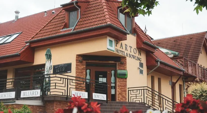 Parton Hotel & Bowling - Image 1