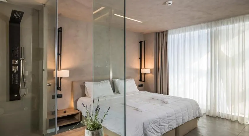 Icarus Hotel - Image 1
