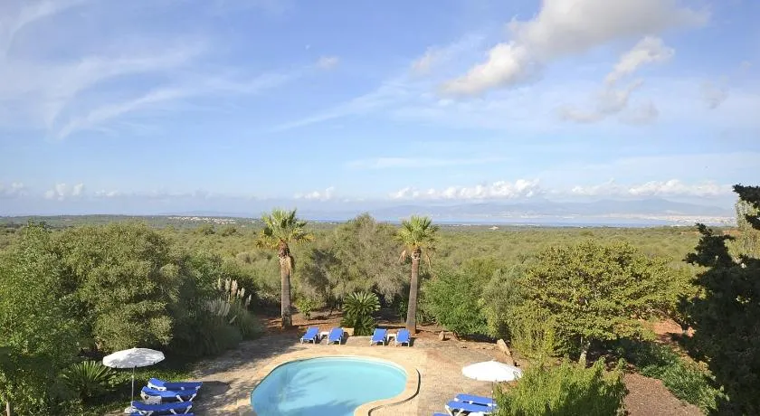 Spacieuse villa entièrement équipée avec terrasse, barbecue et piscine | Vue jardin - Image 1