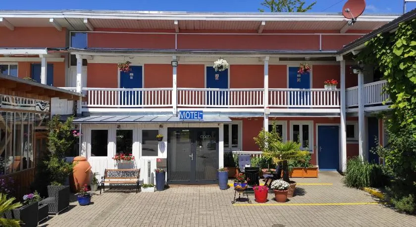 Max Motel - Image 1