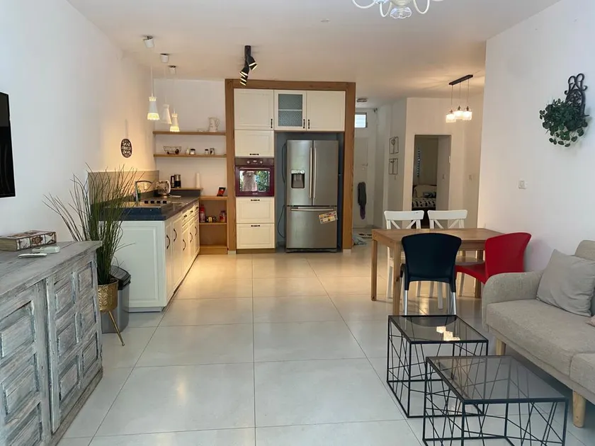 Stylish 4-room, quiet garden-apartment with pool - Image 1