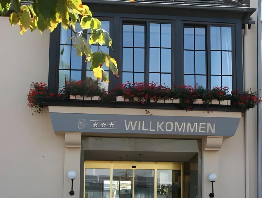 Hotel Crystal - Image 1