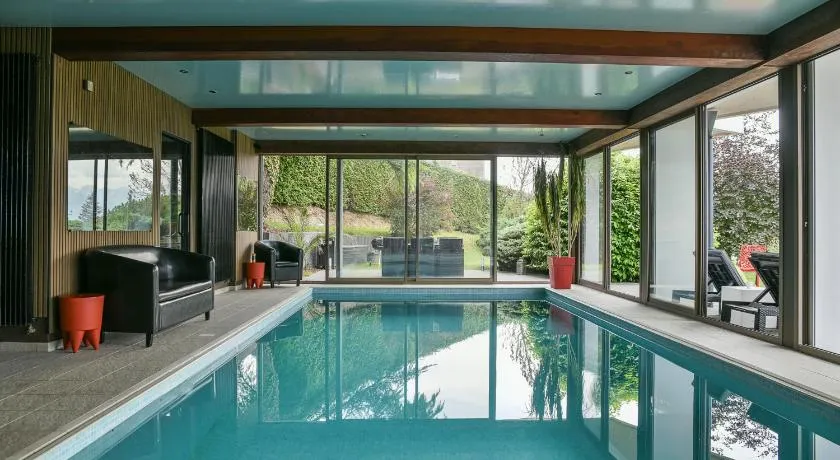 Superbe villa avec piscine intérieure, sauna, jacuzzi et salle de sport - Image 1