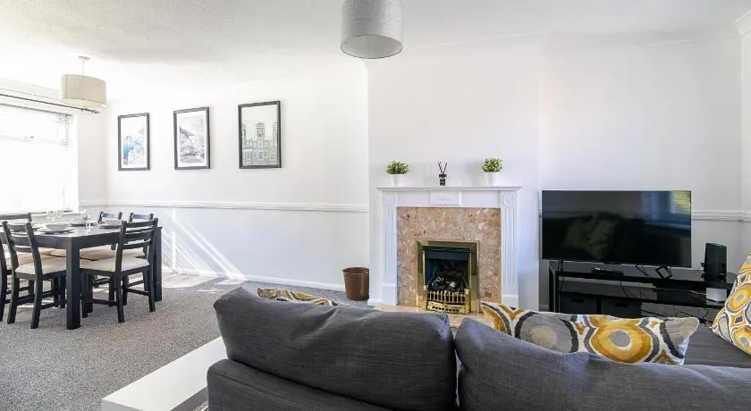 Bright 2BR House with Garden & EV Parking Sleeps 5 - Image 1