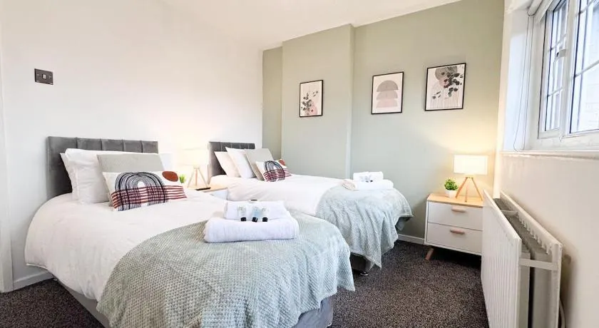 2BDR House 4 Beds & Sofa with 3 TVs Netflix PS4 Free Parking Near MCR AO Arena - Image 1
