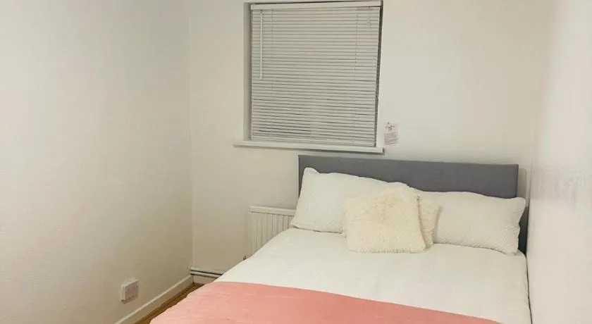 8 mins Drive from Heathrow - Double bedroom in shared accommodation - Cavalier Gardens - Image 1
