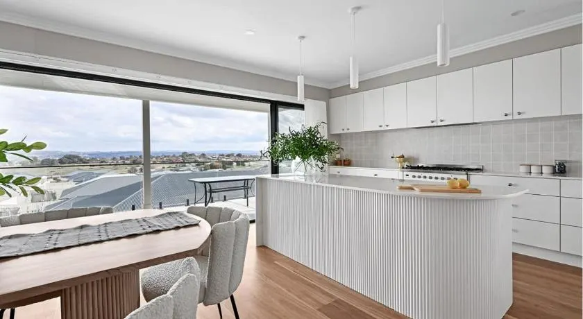 Hillgrove - Sophisticated & Refined Entertainer - Image 1