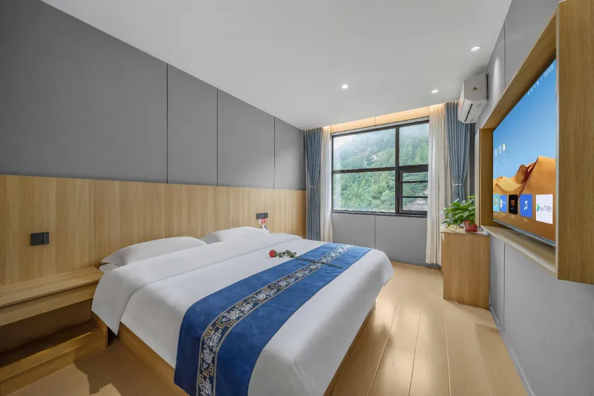 Longsheng Business Hotel - Image 1