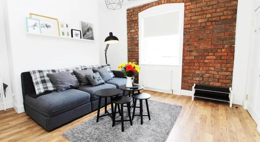 Stylish Flat in 1860's Listed Building - Image 1