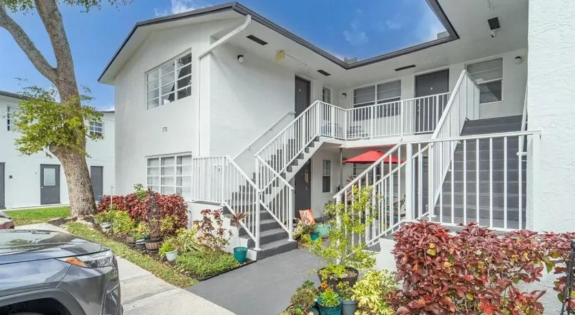 Serene Oasis - Sleeps 11 - Palm Waves Stays - Image 1