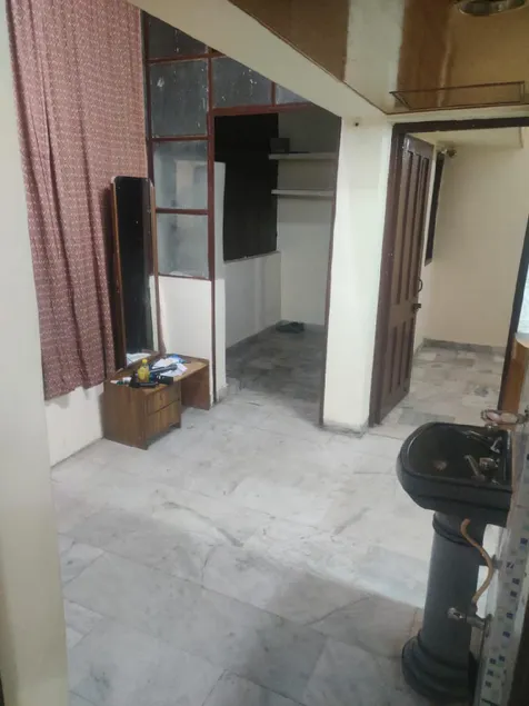 Owner free and 2 bhk flat no restrictions - Image 1