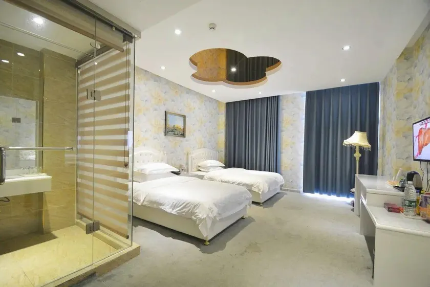 Venice Hotel - Image 1