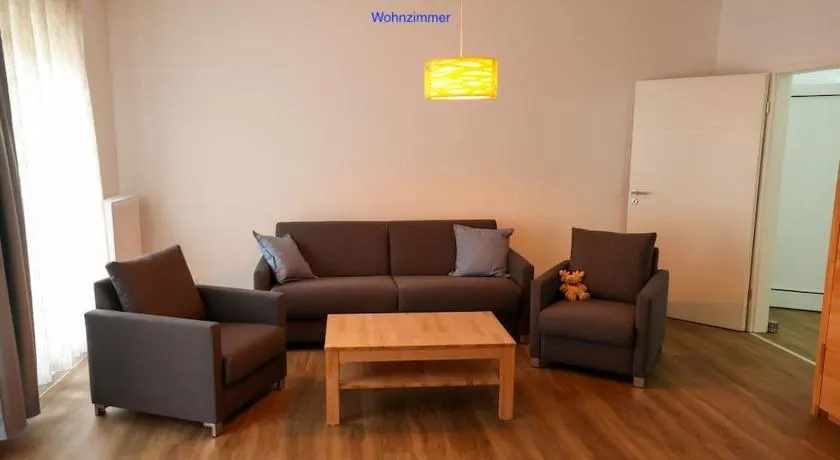Freundliche Wohnung mit Parkplatz und Terrasse - Image 1