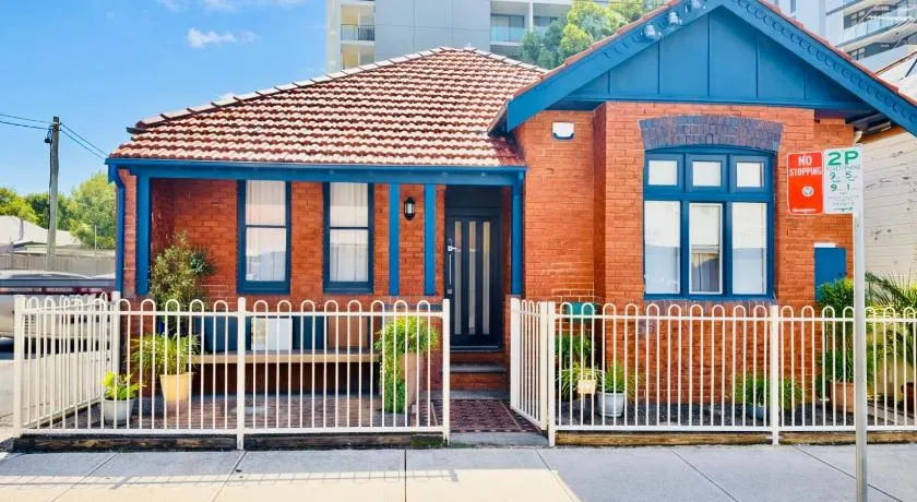Stylish Period Home near Interchange & Waterfront - Image 1