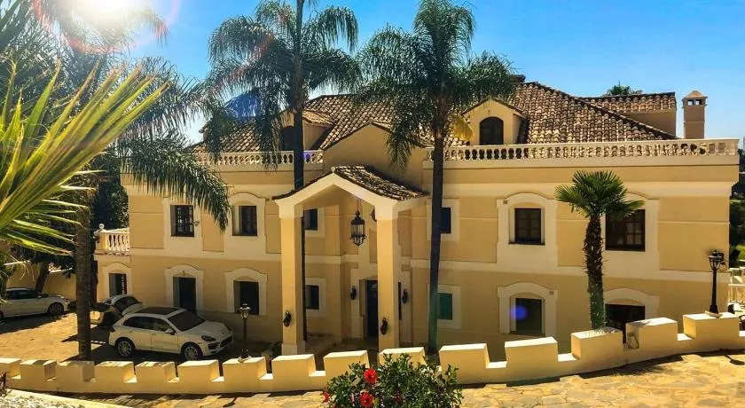 Huge Golf and Spa Mansion 8 km from Puerto Banus - Image 1