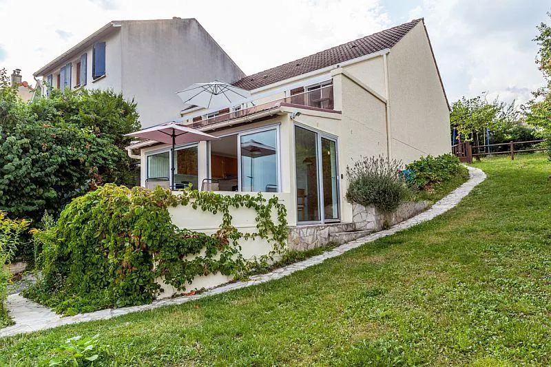 House near Paris distant view to Eiffel Tower - Image 1