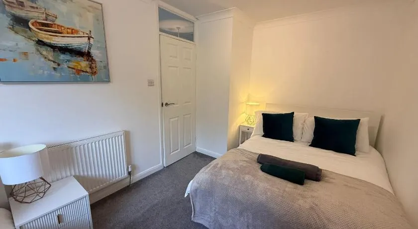 Newbury House Long Stays Free Parking and Wifi - Image 1
