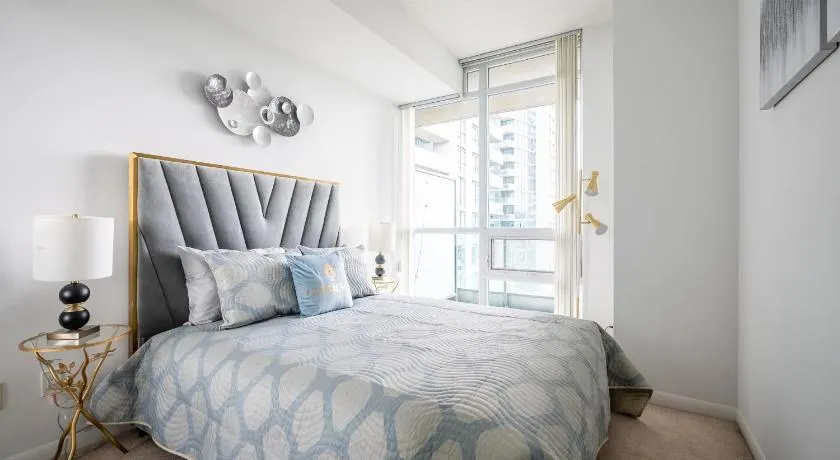Bright 1 Bedroom & Den Condo Downtown Toronto - Image 1