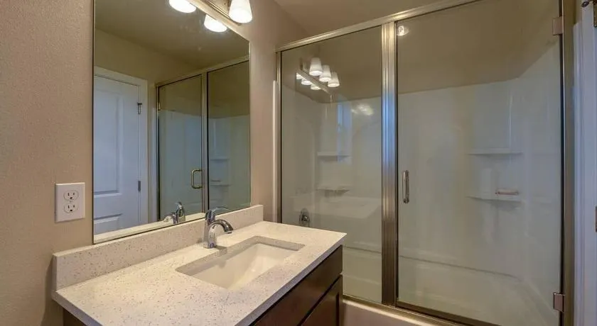 Seattle Urban Village- Unit B- Lago Vista- Lake Union- Sleeps 6 - Image 1