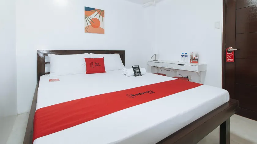 RedDoorz near UST Sampaloc Manila - Image 1