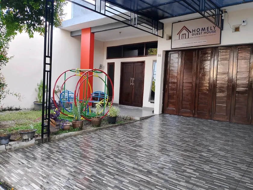 Homely Guest House Tegal - Image 1