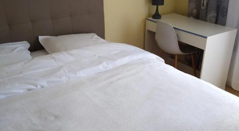 chez Myla chambre avec tv écran plat et salle de bain privative - Image 1