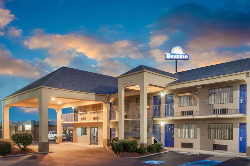 Days Inn by Wyndham Clinton - Image 1