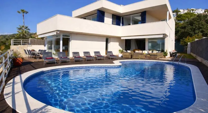 Villa Med A 2 kilometros andando de la playa, del puerto de Aguadoç y a 4 del centro de Sitges Muy Soleada todo el dia Capacidad superior a 16 personas NO REQUIERE COCHE - Image 1