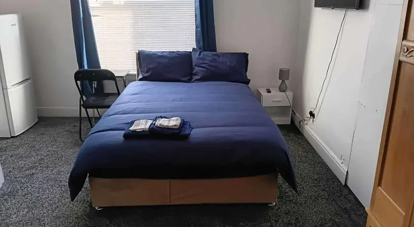 Cozy Studio in Oldbury with Extra Beds - Image 1