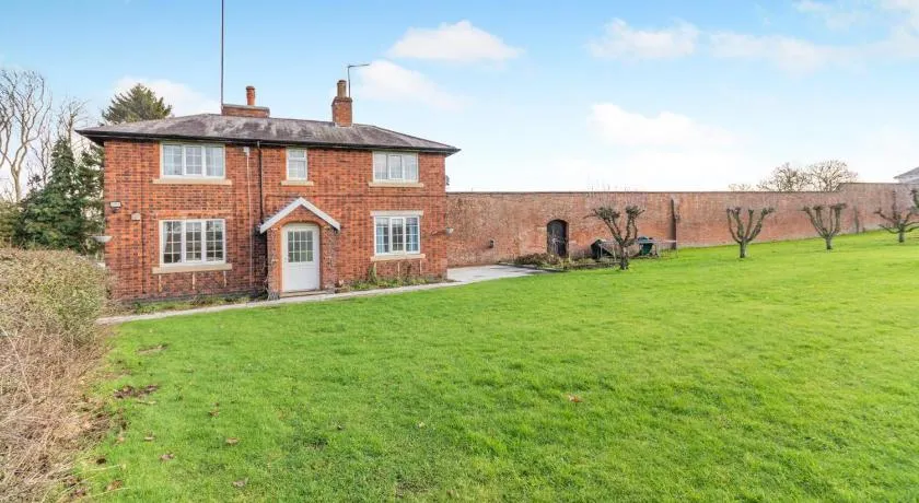 3 Bed in Needwood oc-g34826 - Image 1