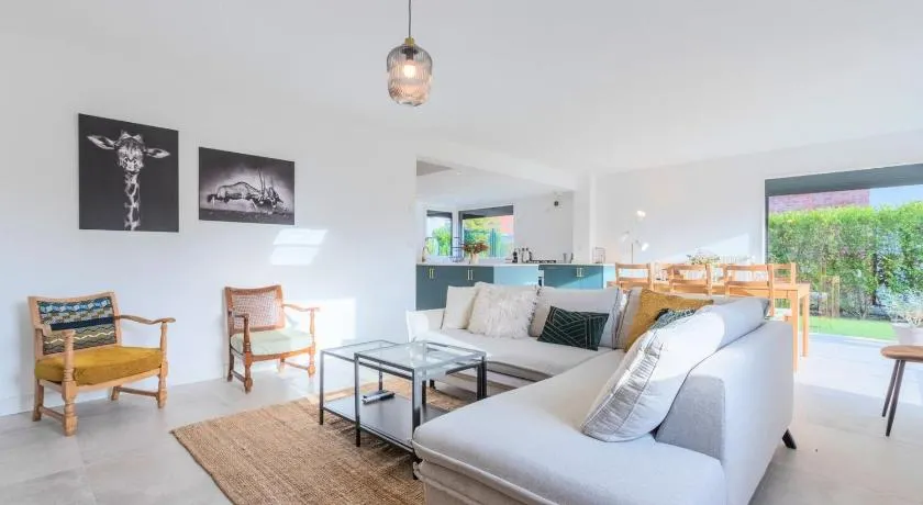 Beautiful 4 bedroom house with parking and garden - Image 1