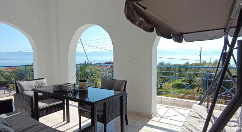 Cozy Seaside Home in Petalidi - Image 1