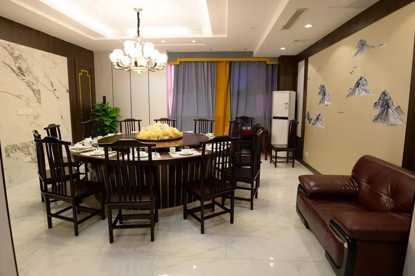 Zhonghao Fenghuang International Hotel - Image 1