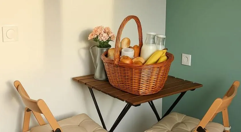Chambre privée 350 m de la mer et proche et gr34 avec coin repas et micro onde - Image 1