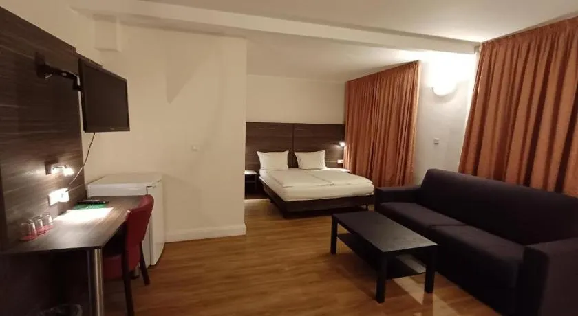Hotel ARIANA Köln - Image 1