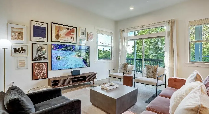 Bachelor/Bachelorette Mansion In the Heart of ATX - Image 1