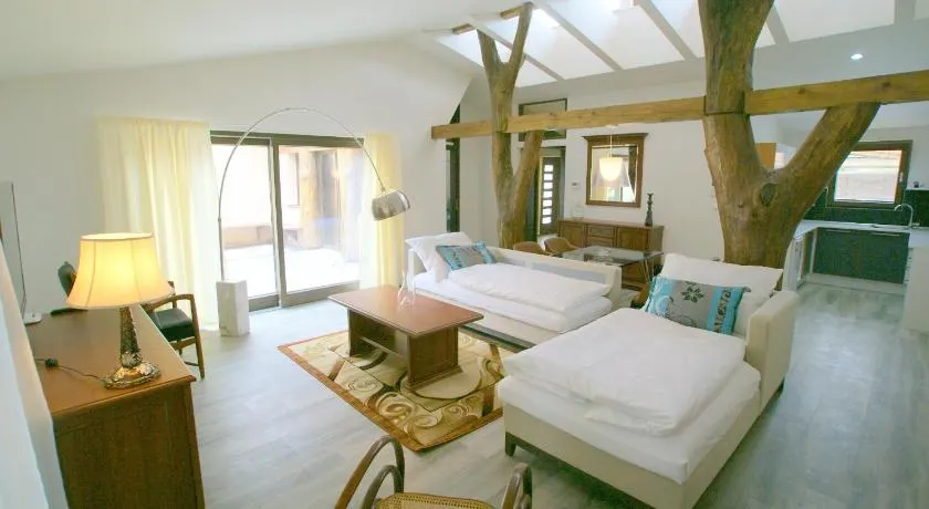 Golf Apartments - Image 1