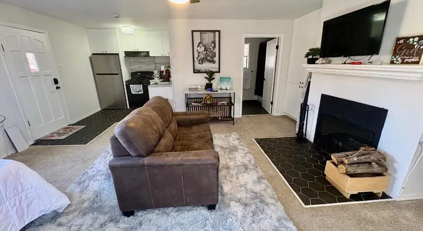 Cozy Studio at the Pecos Village - Image 1