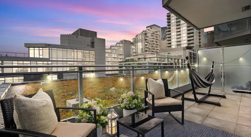 Luxury Waterfront Suite with City Views and AC - Image 1