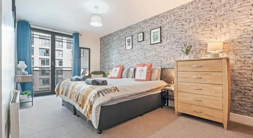 #119 City Lights and Comfort Arcadian Apartment- 5 mins to Birmingham Hippodrome - Sleeps 2- " Perfect for business traveler and couples - Free Parking" - Image 1