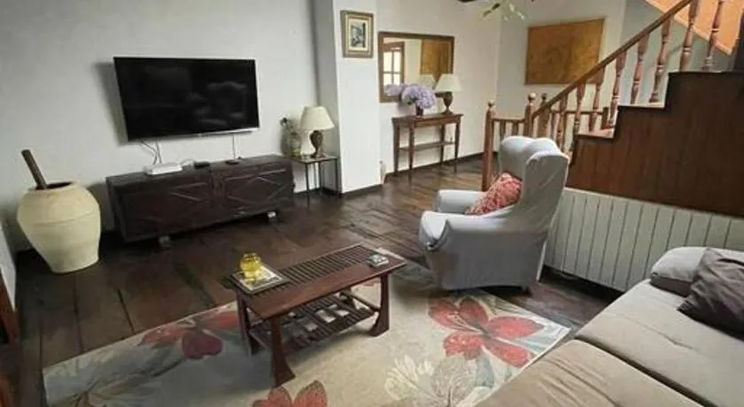 Casona histórica del S XVII en Novales - Image 1